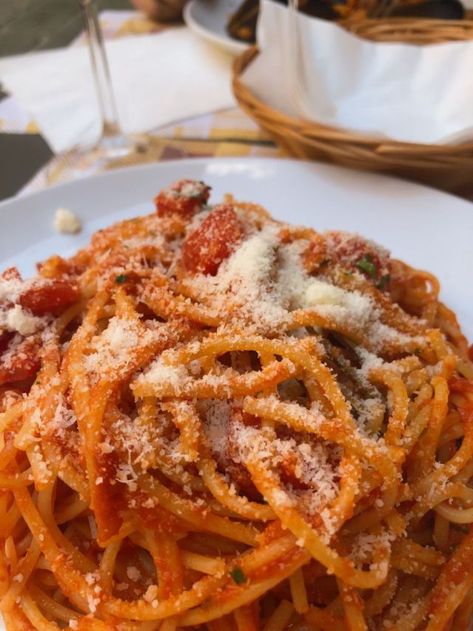 Spaghetti Pomodoro, Pasta Pomodoro, Italian Spaghetti, Pasta Types, Fresh Eats, Diner Recipes, Always Tired, Food Therapy, Tasty Pasta