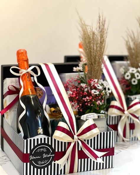 Corporate Christmas Hamper Ideas, New Year Corporate Gifts, Bespoke Gifting, Corporate Hampers, Luxury Corporate Gifts, Christmas Gift Themes, Hamper Gift Basket, Hamper Ideas, Christmas Gift Hampers