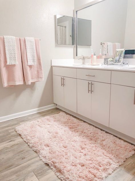 College Apartment Decor Living Room Minimalist, Cute Bathrooms Apartment, College Bedroom Apartment Ideas, Dorm Bathroom Inspiration, Cute First Apartment Ideas, First Time Apartment Decor, Bathroom Decor College Apartment, College Apartment Decor Bathroom, Single Girl Apartment Decor