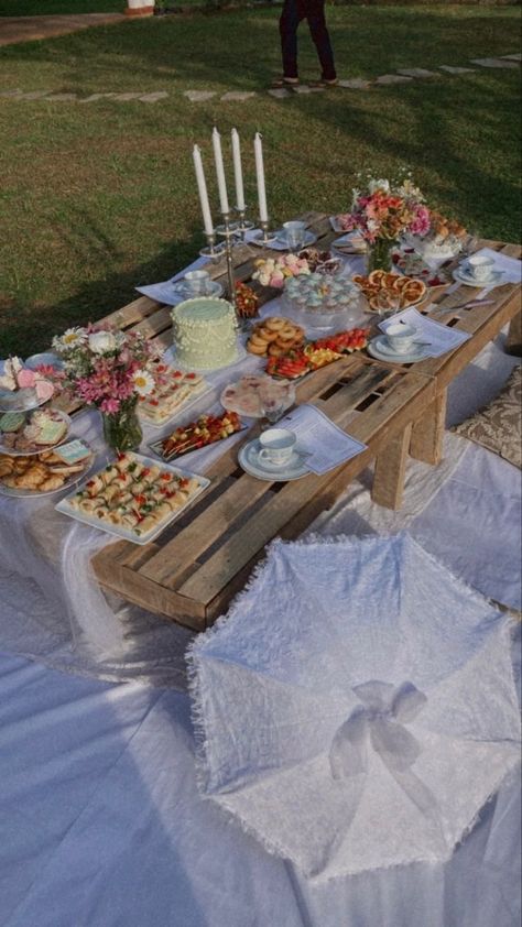 Spring Picnic Party, Tea Party Picnic Ideas, Picnic Party Food Ideas, Outdoor Brunch Table Setting, Picnic Food Ideas Aesthetic, Picnic Tea Party, Bday Picnic, Cottage Party, Sweet 16 Themes