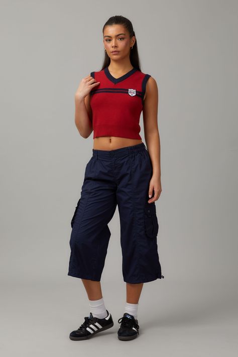 Green Cargo Capris Outfits, Cargo Capri Outfits Women Summer, Low Rise Capris Outfit, Baggy Capris Outfit, Capris Outfit Aesthetic, Y2k Capri Outfit, Capri Pants Outfits Y2k, Cargo Capris Outfit, Capri Outfits Women Summer