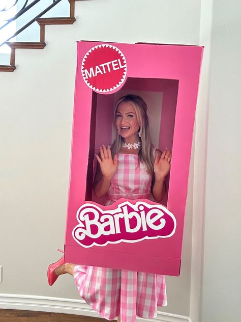 Life size Barbie box costume with COLORSHOT Cut Halloween Costumes, Barbie Box Costume, Dress Up Costume Ideas, Barbie Doll Pictures, Adult Halloween Party Decorations, Valentines Preschool, Boxing Halloween Costume, February Valentines Day, Popular Halloween Costumes