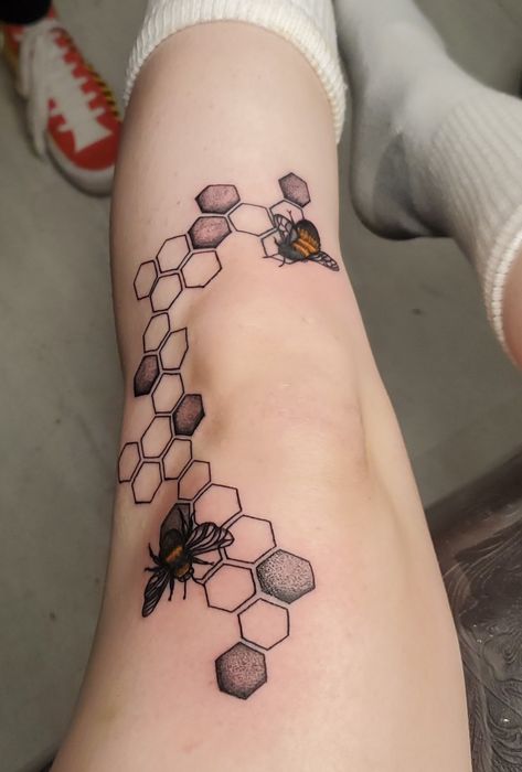 Beehive knee tattoo with bee Honeycomb Leg Tattoo, Bee Tattoo Ideas Unique, Tattoo Honeycomb, Honeycomb Tattoo Sleeve, Hexagon Tattoo, Honey Bee Tattoo, Honeycomb Tattoo, Arm Tats, Knee Tattoo