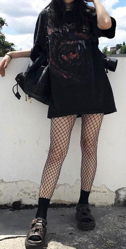 00s Mode, Fishnet Leggings, Look Grunge, Alt Outfits, Aesthetic Grunge Outfit, Hipster Grunge, Grunge Outfit, Legging Outfits, Fishnet Tights