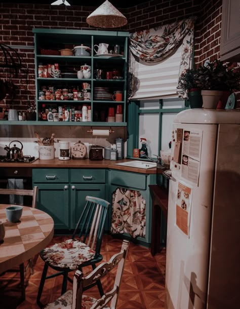 Friends Tv Show Interior Design, Monica House Friends, Friends Kitchen Aesthetic, Monicas Apartment Aesthetic, Rachel Green Room, Wallpaper Cozinha, Central Perk Aesthetic, Friends Room Decor Tv Show, Friends Apartment Aesthetic