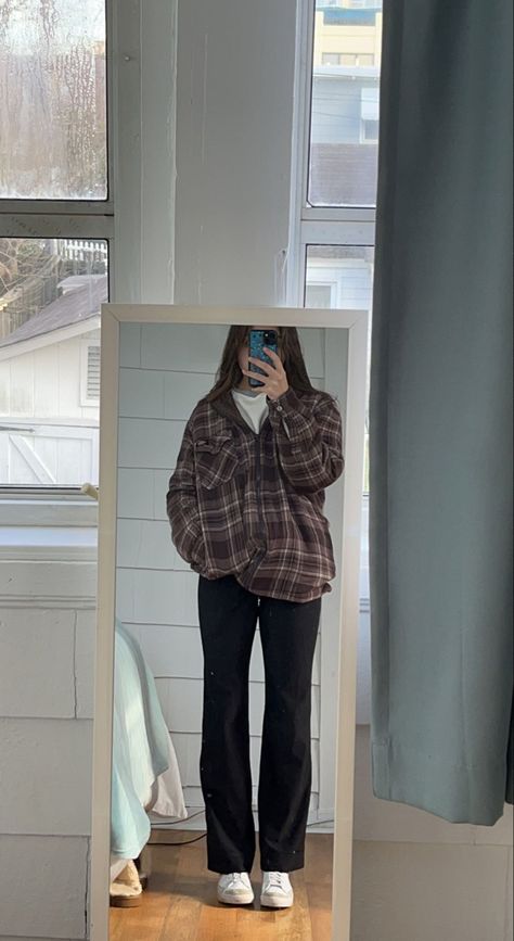 Creme Flannel Outfit, Oversized Leggings Outfit, Flannel Yoga Pants Outfit, Yoga Pants And Flannel Outfit, Fall Outfits Aesthetic Flannel, Winter Outfits With Flannels, Flannel And Yoga Pants Outfits, Univ Outfit Ideas, Flannel Outfits Women Fall