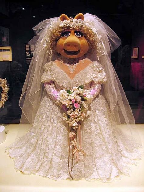 Piggy Muppets, Movie Wedding Dresses, Kermit And Miss Piggy, Wedding Movies, The Muppet Show, Miss Piggy, Kermit The Frog, Jim Henson, Moving Image