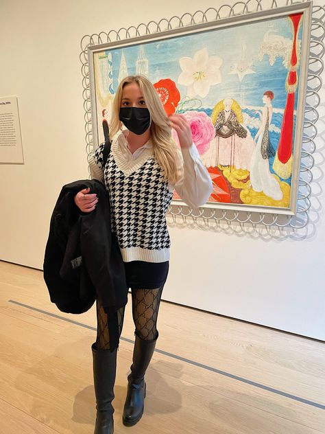 museum fit, fit inspo, museum pose, museum picture Moma Museum Outfit, Nyc Museum Outfit, Met Museum Outfit, Art Exhibition Outfit Ideas, Gallery Outfit, Moma Nyc, Moma Museum, Museum Nyc, Art Gallery Outfit