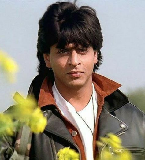 Shahrukh Khan Dilwale dulhania le jayenge Shahrukh Khan Dilwale, Shahrukh Khan Raees, Dilwale Dulhania Le Jayenge, Bridal Makeup For Blondes, Shahrukh Khan And Kajol, Shah Rukh Khan Movies, Srk Movies, Vintage Bollywood Aesthetic, Bollywood Pictures