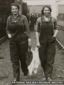 Women carriage cleaners on the London & South Western Railway, about 1916 Women's Land Army, Ww2 Women, Wwii Women, 1940s Fashion Women, 1940s Women, Vintage Construction, Women At Work, Land Girls, British Women