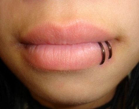 A double piercing with rings near the corner of the lower lip is called a spider bite piercing. Lower Lip Piercing, Spiderbite Piercings, Lip Piercing Ring, Snake Bite Piercing, Spider Bite Piercing, Spider Bites, Cool Piercings, Lower Lip, Labret Piercing