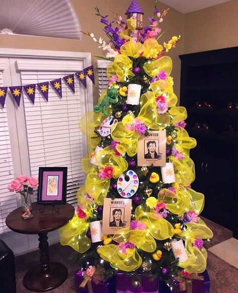 Disney Christmas Tree Theme, Rapunzel Christmas, Themed Christmas Trees, Disney At Home, Purple Christmas Tree, Disney Christmas Decorations, Disney Christmas Tree, Disney Time, Xmas Deco