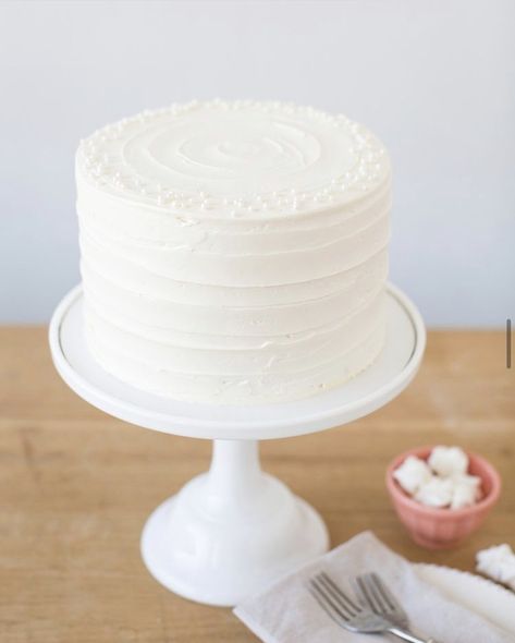 Gender Reveal Cake Simple White, All White Gender Reveal Cake, Gender Reveal Cake Ideas Simple White, Minimalist Gender Reveal Cake, White Gender Reveal Cake, Gender Reveal Cake Ideas Simple, Small White Wedding Cake, White Baby Shower Cake, White Round Cake