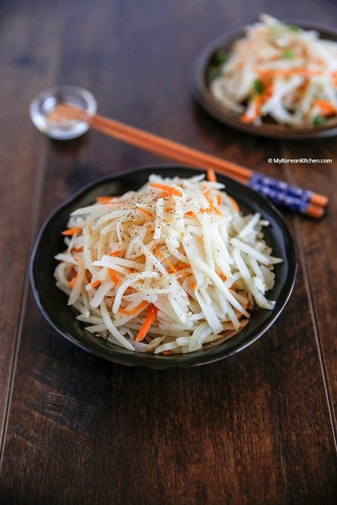 Stir fried shredded potato. It's an easy and popular Korean side dish! | MyKoreanKitchen.com Korean Potato Side Dish, Fried Shredded Potatoes, Korean Potato Salad, Stir Fry Potatoes, My Korean Kitchen, Korean Food Side Dishes, Korean Stir Fry, Fried Potatoes Recipe, Potato Side Dish