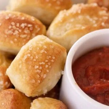 Soft Pretzel Bites Recipe Pretzel Pizza Bites, Wetzel Pretzel, Soft Pretzel Bites Recipe, Pretzel Pizza, Pretzel Bites Recipe, Pretzel Pie, Soft Pretzel Bites, Pretzel Bites Recipes, Homemade French Bread