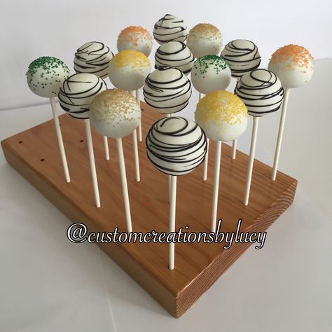 Safari theme cake pops. Zebra print. Shower Manifestation, Safari Cake Pops, Jungle Cake Pops, Safari Birthday Party Food, Safari Theme Cake, Jungle Birthday Cakes, Cake Pop Displays, Safari Cake, Baby Shower Cake Pops