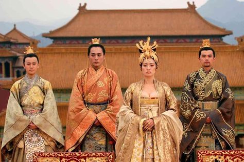 Curse Of The Golden Flower, Tang Dynasty Clothing, Dynasty Clothing, Popular Clothing Styles, Flower Costume, Chinese Clothes, Asian History, Modern Asian, Chinese Movies