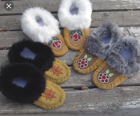 Mukluk Pattern, How To Make Moccasins, Metis Beadwork, Cricut Leather, American Indian Crafts, Native American Moccasins, Handmade Moccasins, Moccasin Pattern, South American Art