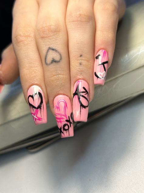 hand painted graffit nails, acrylics Black Graffiti Nails, Graffiti Art Nails, Pink Graffiti Nails, Grafitti Nails Street Art, Graffiti Nails Acrylic, Graffiti Nails Design, Graffiti Heart Nails, Spray Paint Nails, Heartbreak Nails