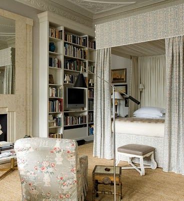 LONDON'S VEERE GRENNEY IS A MASTER AT CREATING UNDERSTATED CHIC ROOMS — www.stylebeatblog.com Veere Grenney, London Bedroom, Traditional Chic, Mark D Sikes, Small Bedrooms, London Apartment, Perfect Bedroom, House Design Photos, Built In Bookcase