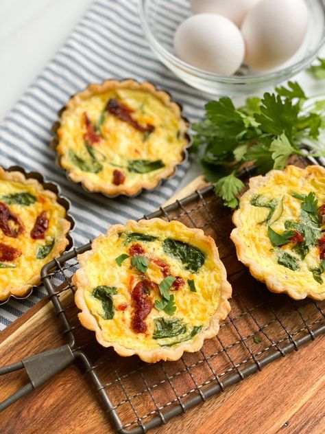 Spinach Feta Mini Quiche, Birthday Snack Ideas, Quiche Mini, Breakfast Quiche Recipes Easy, Tomato Quiche, Spinach Quiche Recipes, Delicious Quiche, Spinach Quiche, Mini Quiches