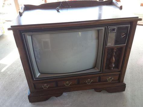 Tv Console to Dog Bed - Take 2 Repurpose Candle Jars, Old Tv Stands, Candle Repurpose, Retro Tv Stand, Barn Door Console, Console Tv, Treasure Crafts, Vintage Tv, Trash To Treasure