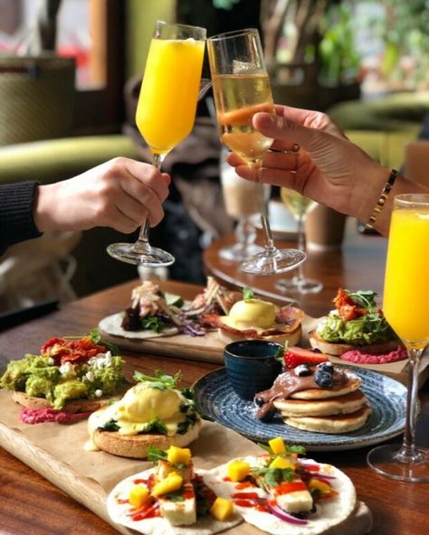 Breakfast Toast Photography, Sunday Brunch Photography, Bottomless Brunch Ideas, Brunch Moodboard, Brunch Food Photography, Brunch Restaurant Design, Lunch In Restaurant, Mediterranean Catering, Restaurant Photoshoot Ideas