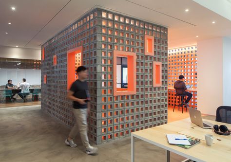 Airbnb reveals adaptable office spaces in London Sao Paulo and Singapore Airbnb Office, Small Office Interior Design, Innovative Office, Airbnb Design, Interior Design Singapore, Office Space Design, Corporate Interiors, Best Office, Luxury Office