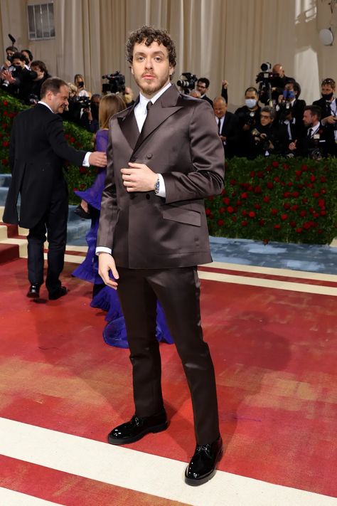 The 2022 Met Gala Celebrating "In America: An Anthology of Fashion" - Arrivals Jack Harlow Red Carpet, Jack Harlow Suit, Jack Harlow Met Gala, Red Carpet Suits, Gala Outfits, Marcus Mumford, Patrick Schwarzenegger, Givenchy Dress, Fred Leighton