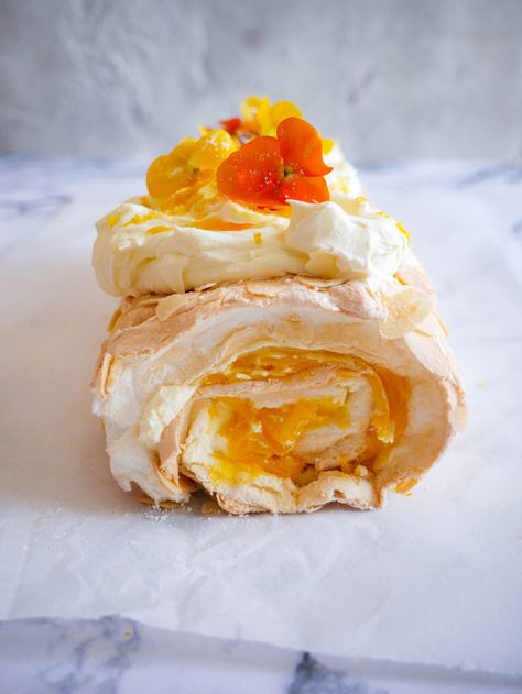 Roulade Recipe Desserts, Quick Easy Sweets, Easy Sweets Recipes, Lemon Meringue Roulade, Lemon Roulade, Lemon Curd Meringue, Lemon Sweets, Meringue Roulade, Roulade Recipe