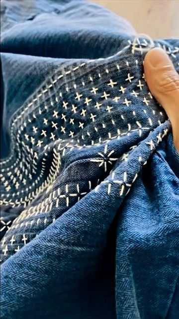 Sashiko On Clothing, Denim Embroidery Jacket, Jacket Embroidery Ideas, Sashiko Jeans, Sashiko Jeans Jacket, Sashiko Jeans Knee, Sashiko Jacket Denim, Diy Sashiko Denim Repair, Sashiko Jacket