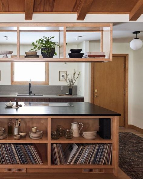 midcentury modern kitchen inspiration Manhattan Kitchen, Galley Kitchen Design, Mcm Kitchen, Midcentury Home, Modern Kitchen Island, Mid Century Modern Kitchen, Mid Century Kitchen, Kitchen Cabinet Doors, Mid Century Modern Decor