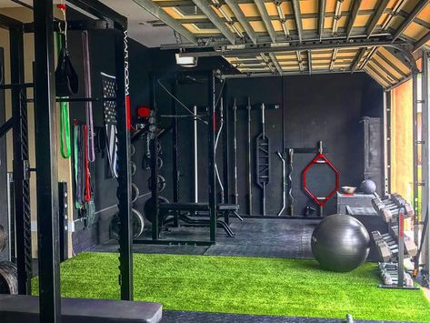 Garage Calisthenics Gym, Garage Gym Crossfit, Backyard Crossfit Gym, Industrial Gym Design Ideas, House Gym Ideas, Mma Garage Gym, Best Home Gym Setup, Crossfit Box Design Ideas Gym Interior, Garage Gym Design