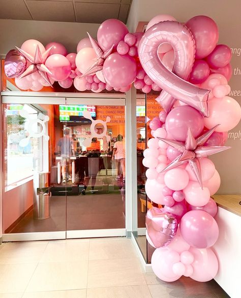 Pink Christmas Balloon Arch, Pink Out Decorations, Pink Balloon Garland, Pink Run, Balloon House, Balloon Tower, Deco Ballon, Balloon Columns, Pink Balloons