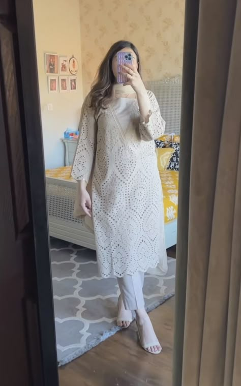 Women Pakistani Dress, Chikankari Pakistani Suit, Chicken Kari Kurti Designs, Pakistani Designs Suits, Dress Pakistani Style Simple, Chicken Kari Suits Pakistani, Pakistani Chikankari Suits, Fancy Dress Designs Pakistani, Cotton Kameez Designs