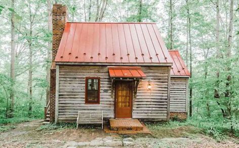 If you're looking for a picturesque and secluded Airbnb cabin in Virginia, this cozy spot in the woods near Appomattox is just the ticket. Cabin Curtains, Loft Cabin, Cabin Decorating, Cabin Rugs, Tiny House Vacation, Treehouse Cabins, Tiny House Talk, River Cabin, Cabin Floor