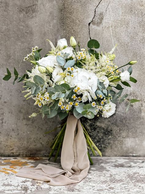 Bridal Bouquet // terrárea #flowerstagram #flirtyfleurs #flowersofinstagram #flowergram #flowershop #inspiredbynature #ihavethisthingwithflowers #floralphoto #flowerlovers #collectingmoments #underthefloralspell #flowersmakemehappy #terrarea Groom Accessories, Venue Decor, Floral Photo, Beautiful Bouquet, Bridesmaid Bouquet, Flower Shop, Bridal Bouquet, Special Day, Florist