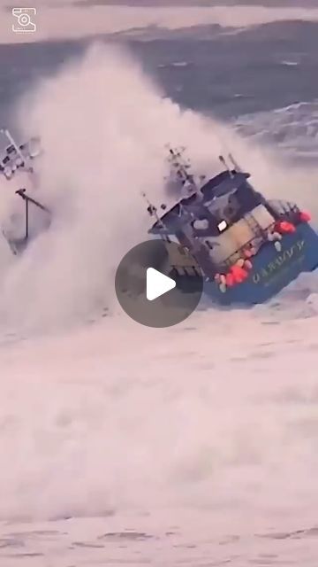 Deep Sea Fishing Boats, Ocean Fishing Boats, Scary Ocean, Boat Humor, Deadliest Catch, Old Sailing Ships, Marine Engineering, Rough Seas, Ocean Fishing