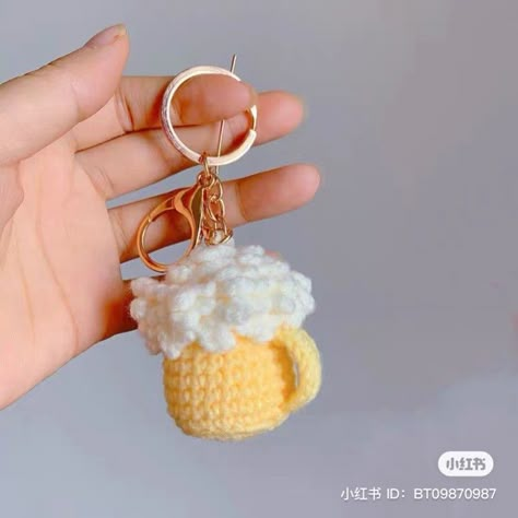 Picture Crochet, Crochet Beer, Keychain Crochet Pattern, Cup Keychain, Keychain Crochet, Crochet Xmas, Crochet Keychain Pattern, Crochet Humor, Beer Cup