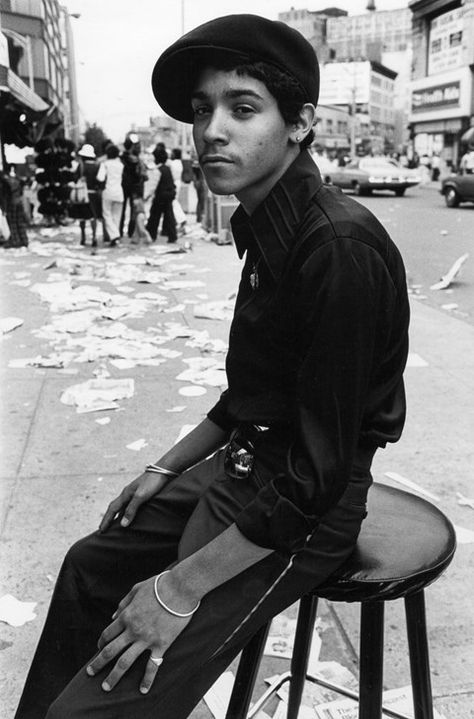 3rd Avenue Shopping, El Barrio, NY, 1978. Photography by Arlene Gottfried Arlene Gottfried, Street Photography People, Black And White People, Black And White Beach, Black And White City, Street Portrait, Retro Photo, Street Photographers, City Photography