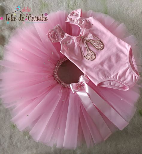 Fantasia tema "Bailarina". Tamanho 1 a 4 anos no Elo7 | Ateliê Toke de Carinho. (104C4CC) Baby Gril, Ballet Birthday, Ballet Party, Baby Clothes Patterns Sewing, Ballerina Birthday Parties, Diy Tutu, Ballerina Party, Baby Bling