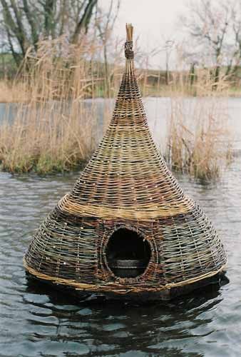 Duck Pet, Building A Pond, Duck House, Pond Ideas, Willow Weaving, Duck Pond, Pet Pet, Garden Pond, Topiaries