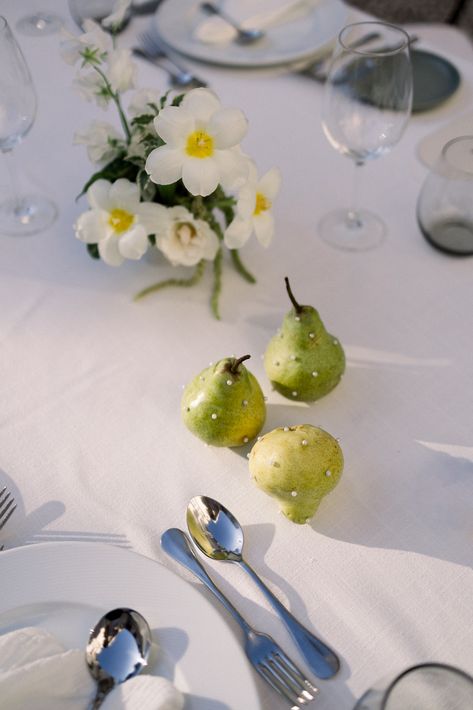 Wedding With Fruit Decor, Fruit Table Decor Wedding, Fruit Wedding Centerpieces, Minimalistic Table Decor, Fruit Wedding Decor, Fruit Centerpieces Wedding, Devon Cole, Modern Wedding Table Decor, Mini Centerpieces