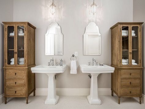 Paired pedestal sinks have a gordeous sense of symmetry that gives them a great, classic look (by Fox Group Construction, photo by Scott Davis) Pedestal Sink Ideas, Pedestal Sink Storage, Bathroom Pedestal Sink, Pedestal Sink Bathroom, Makeover Kamar Mandi, Shelves Above Toilet, Bathroom Towel Storage, Pedestal Sinks, Pedestal Sink