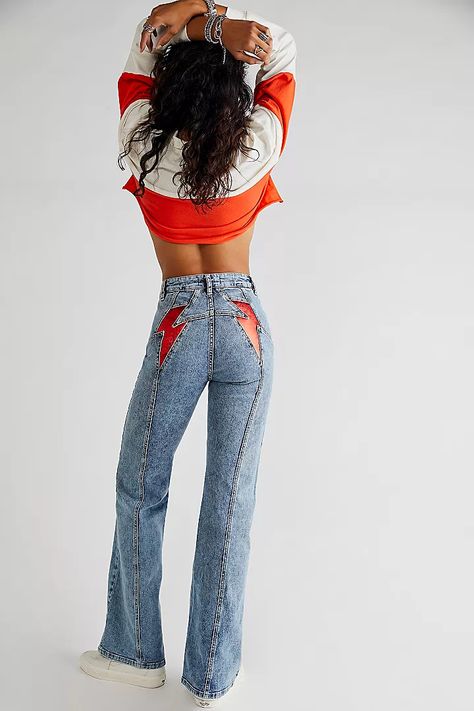 Jeans Bell Bottoms, Super Flare Jeans, 70s Inspired Fashion, Jeans Free People, Free People Clothing, Cute Preppy Outfits, Jeans For Women, Denim Details, New Tops