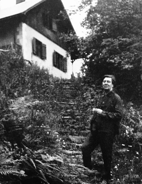 Alban Berg smoking a cigarette in the garden Alban Berg, Garden At Home, Gustav Mahler, Music Composers, Composers, Classical Music, All Photos, Music Is Life, In The Garden