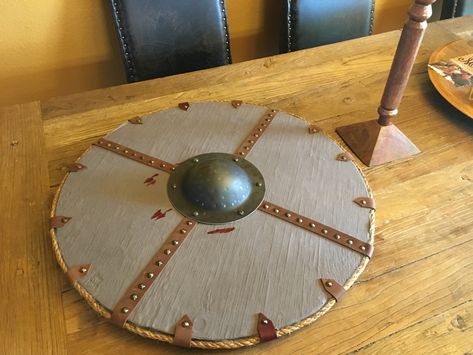 My home made Viking shield! Sheild Ideas, Viking Shield Diy, Greek Shield, Escudo Viking, Vikings Halloween, Greek Plays, Celtic Shield, Viking Party, Viking Armor