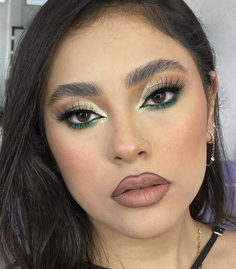 Emerald Green Dress Makeup Ideas Prom, Emerald And Gold Makeup Looks, Emerald Green Eye Look, Emerald Green Prom Dress Makeup, Simple Makeup For Green Dress, Emareld Green Makeup Looks, Emerald Green Eye Makeup Simple, Natural Emerald Green Makeup, Forest Green Prom Makeup