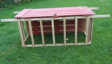 A year in the life of.....: Homemade Creep Feeder Diy Creep Feeder, Sheep Feeders, Feeder Cattle, Sheep Shelter, Cattle Feeder, Goat Feeder, Goat Pen, Goat House, Goat Care