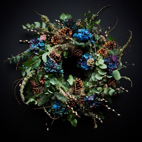 Searching for the best Christmas wreaths for the festive season? Here, Vogue rounds up the best Christmas wreaths and prettiest garlands to order this year. Diy Gate, Ideas For House, Scarlet Violet, Christmas Spices, Holly Wreath, Evergreen Wreath, Pretty Wreath, House Landscaping, Christmas Scents